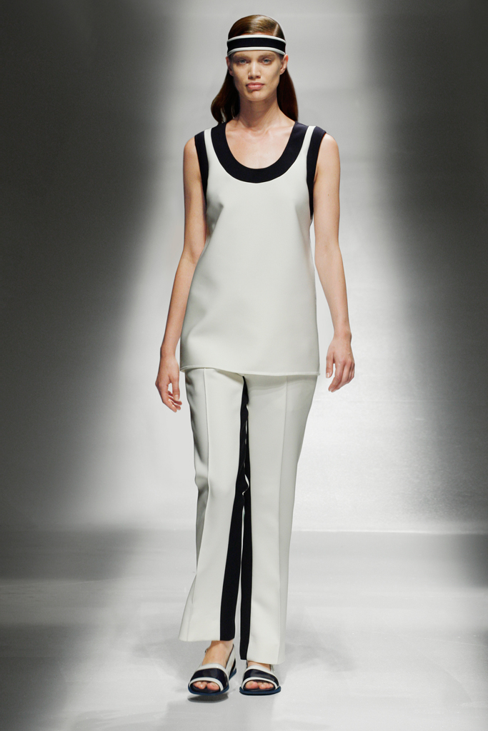 Prada（普拉达）发布了它的2013年早春度假系列女装。在各种奢华装饰大肆流行之时，普拉达设计风格却忽然来了个一百八十度大转变还原为简约舒适风格。