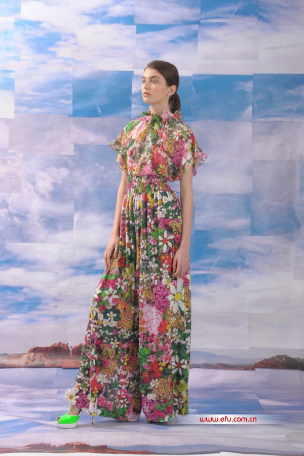 sumori Chisato 发布它的2013早春度假系列新品新品女装。Tsumori Chisato品牌是由它的同名设计师Tsumori Chisato创立的。他是著名的服装设计师三宅一生的得力助手，因此从津森千里 (Tsumori Chisato) 的某些设计上不难发现，该品牌服装与三宅一生的服装有相似之处。